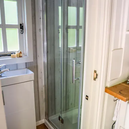 The Snug, Netherby, Cute Shepherds Hut With Hot Tub In A Rural Location Longtown (Cumbria)