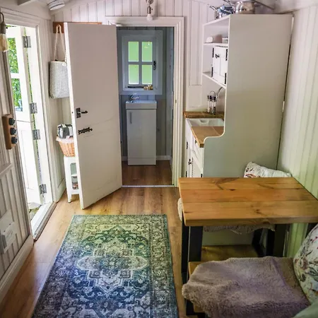The Snug, Netherby, Cute Shepherds Hut With Hot Tub In A Rural Location