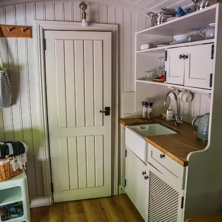 The Snug, Netherby, Cute Shepherds Hut With Hot Tub In A Rural Location Tatil Evi