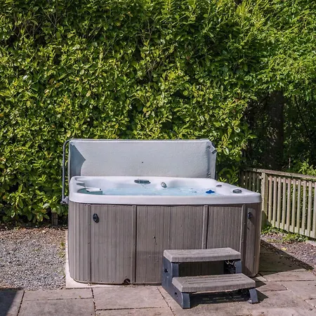 The Snug, Netherby, Cute Shepherds Hut With Hot Tub In A Rural Location